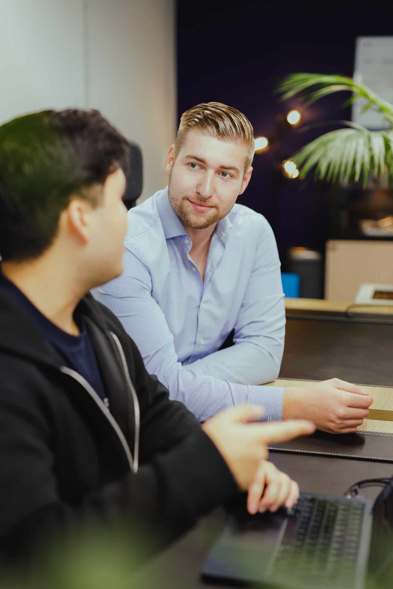 Collega bezig met continuous webdevelopment